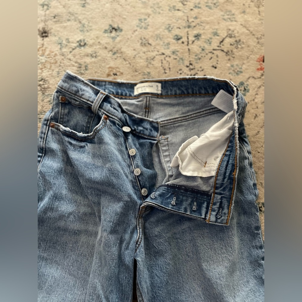 Abercrombie Asymmetrical Button Women’s The Dad High Rise Jeans, Size 28 / 6R